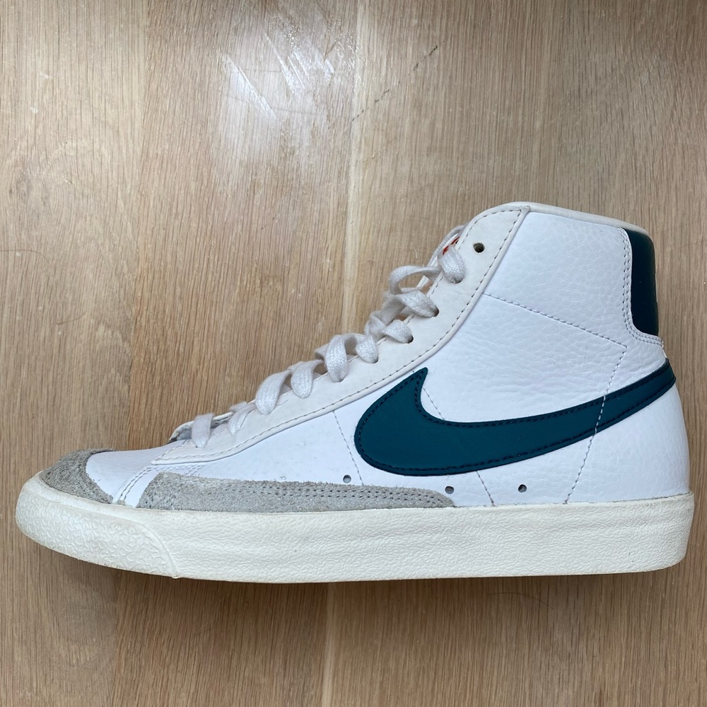 Nike Blazer Mid ‘77 in White/Dark Teal